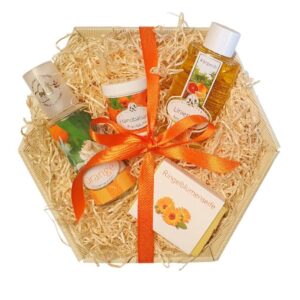 Geschenkset bestehend aus Orangen Blütenwasser, Ringelblumen Handbalsam, Ringelblumen-Seife sowie Linienzart straffendes Körperöl